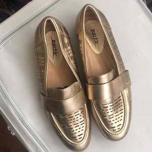 EARTH Gold Loafer Size 10B
